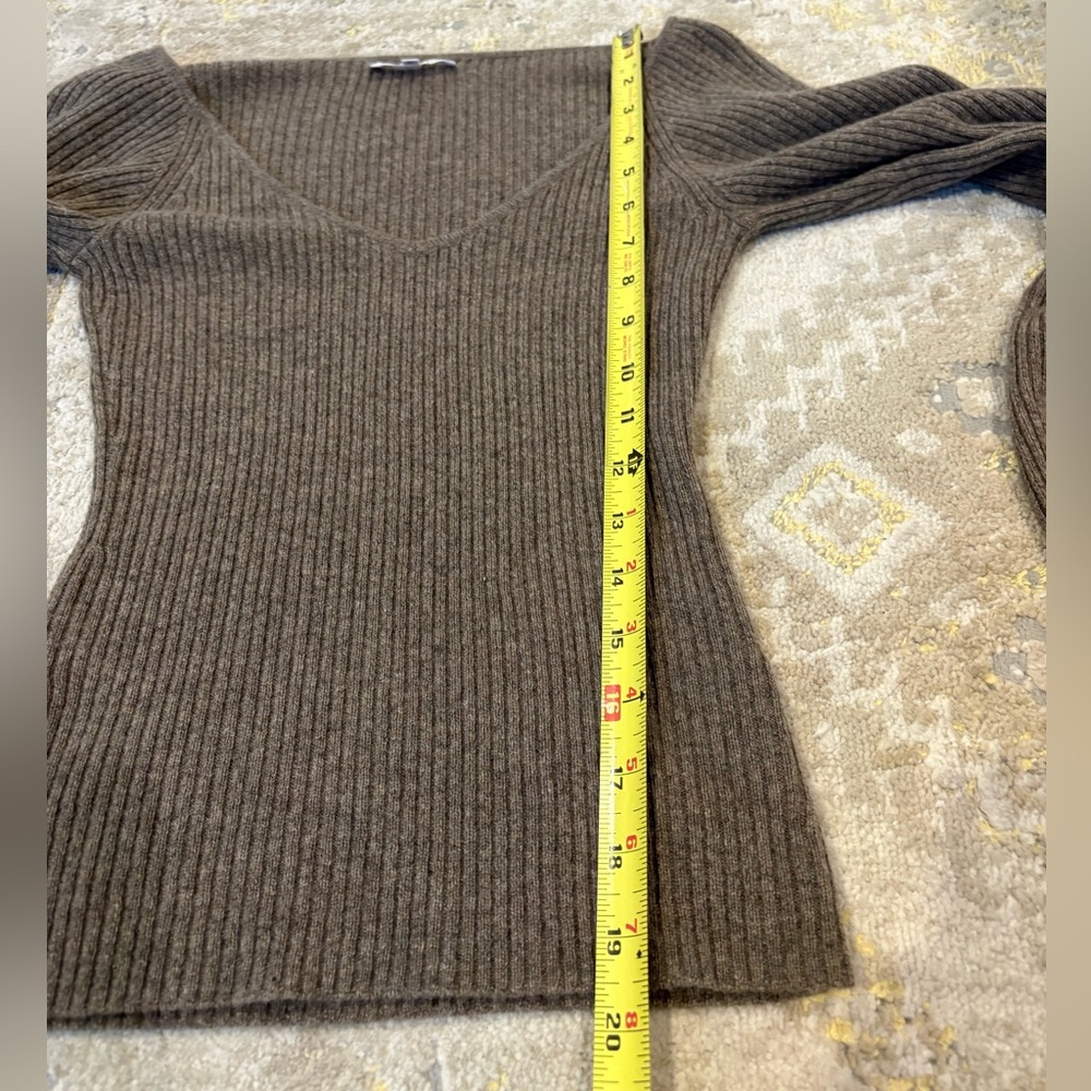 Reformation Hart Cashmere Sweater in the color Cocoa Brown size XS - Picture 9 of 10